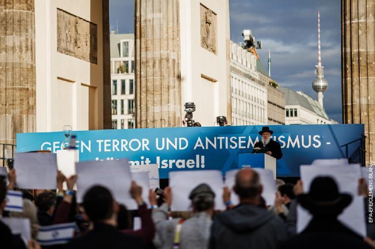 Рабин Јицак Еренберг говори кадиш молитву за жртве Хамаса током митинга солидарности са Израелом у Берлину, Немачка, 22. октобра 2023.