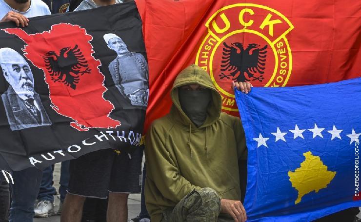 Албански  демонстранти у Јужној Митровици, 1. јун 2023.