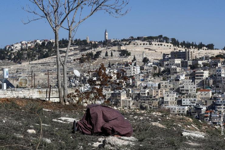 Палестинка у молитви у источној јерусалимској четврти Силван