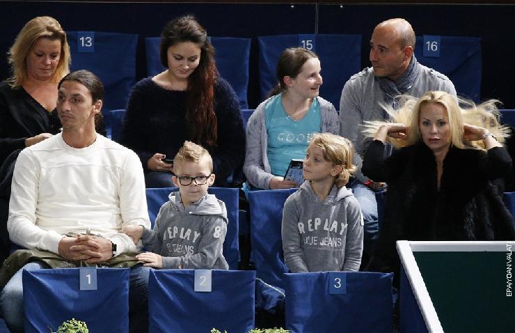 Златан са супругом Хеленом Сегер и њихово двоје деце гледају меч између Роџера Федерера и Новака Ђоковића из Србије на Мастерс турниру у Паризу, 2. новембра 2013.