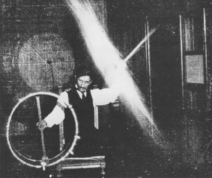 Никола Тесла у лабораторији 1895.