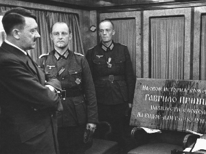 Фотографија Адолфа Хитлера и спомен-плоче Гаврилу Принципу и даље је најбоља слика оба светска рата: Ревизија ревизији гризе реп