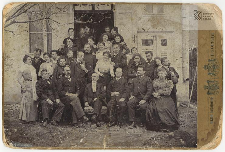 Grupa umetnika na proslavi rođendana Davorina Jenka ispred njegove kuće u Beogradu, oko 1896-1898.