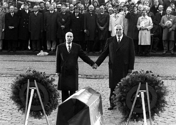 Француски председник Франсоа Митеран и немачки канцелар Хелмут Кол у меморијалном центру у Вердену, 1984.