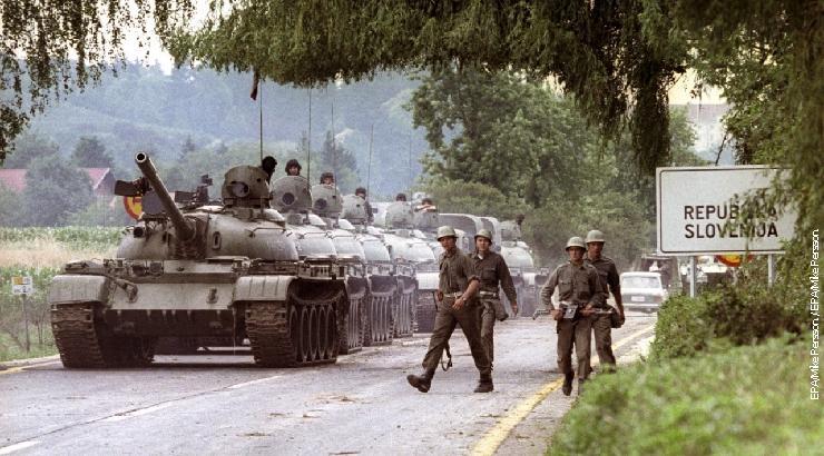 Колона тенкова ЈНА на граници између Хрватске и Словеније, 3. јула 1991. године. 