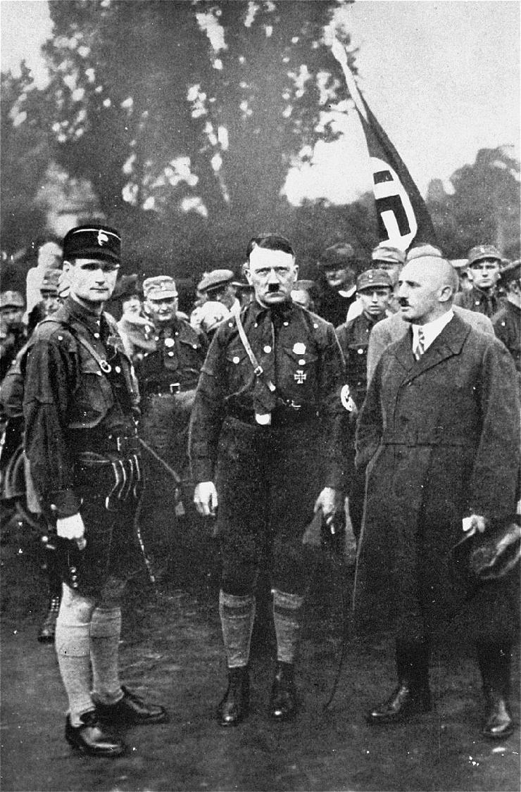 Рудолф Хес, Адолф Хитлер и Јулијус Штрајхер на трећем конгресу нацистичке партије у Нирнбергу 1927.