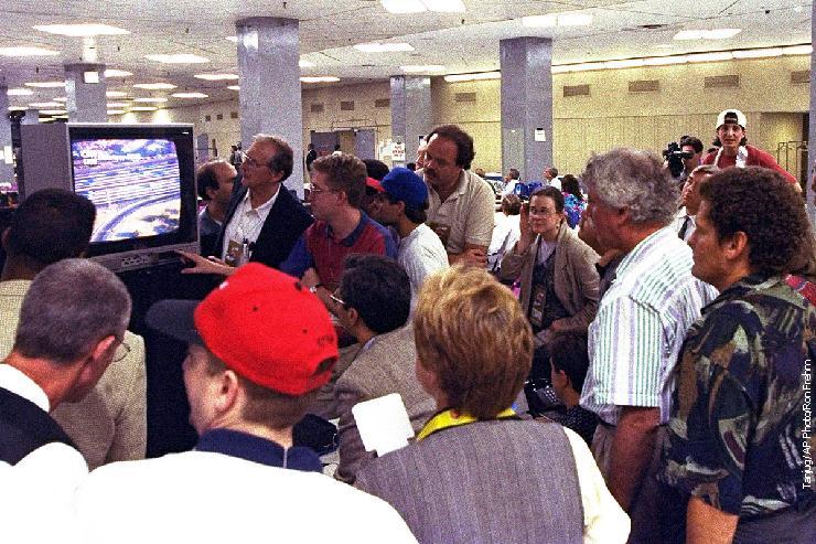 Извештачи са утакмице НБА лиге у њујоршком Медисон Сквер Гардену гледају телевизијски пренос потере за О. Џ. Симпсоном 17. јуна 1994.