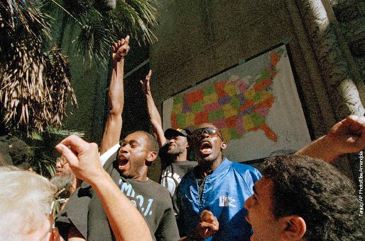 Присталице О. Џ. Симпсона испред зграде кривичног суда у Лос Анђелесу после ослобађајуће пресуде , 3. октобра 1995. године.