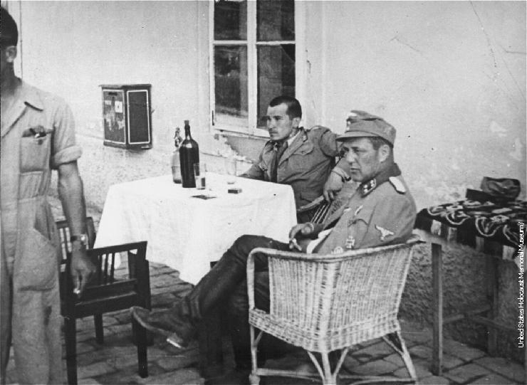 Вјекослав Лубурић са немачким официром у логору Стара Градишка.