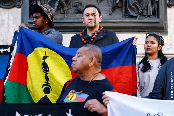 Члан Скупштине Француске Полинезије Стив Шајо на митингу каледонских активиста у знак солидарности са народом Канака, на Тргу републике у Паризу, 16. маја 2024.