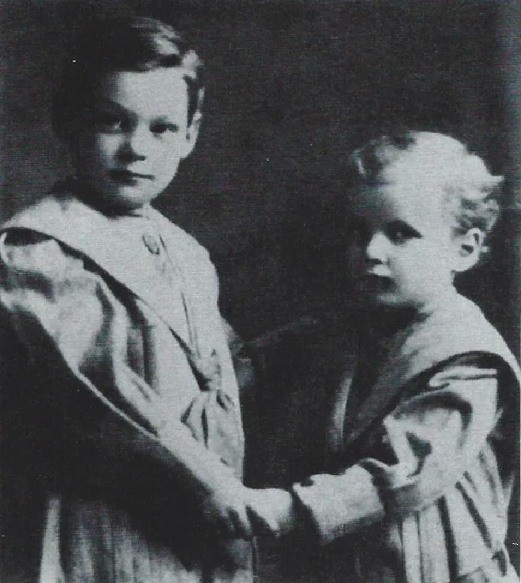 Трогодишњи Џони Вајсмилер са млађим братом Питером