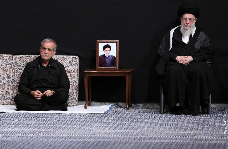 Iranski predsednik Masud Pezeškijan i ajatolah Ali Hamnei, 12. jula 2024.