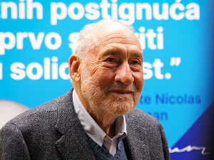 Разговор с нобеловцем Џозефом Стиглицом: Зомби неолиберализма бауља унаоколо