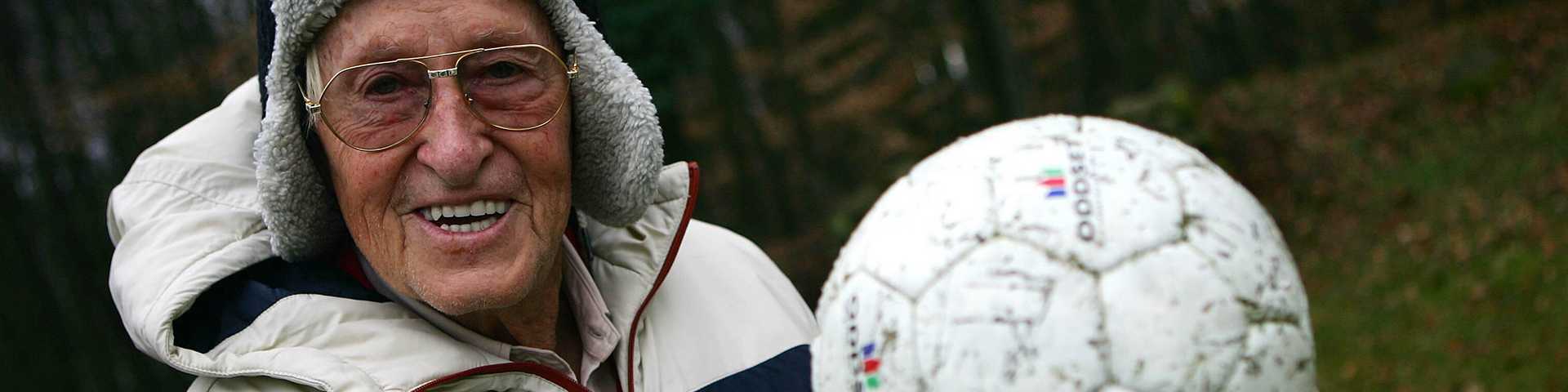 Фудбалски тренер који јe водио 55 тимова у 38 земаља на 5 континената: Живот и прикљученија Рудија Гутендорфа