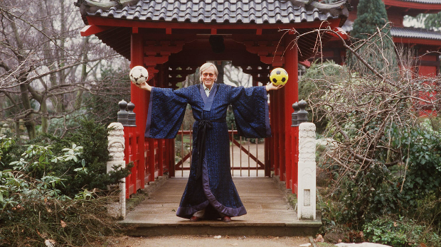 Фудбалски тренер који јe водио 55 тимова у 38 земаља на 5 континената: Живот и прикљученија Рудија Гутендорфа