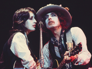 Нешто као циркус: Диланов караван под маскама на размеђи епоха