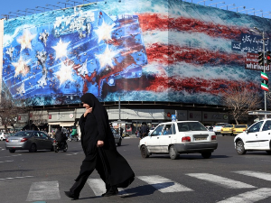Америка против Ирана од Мосадека до Хомеинија: Технике државних удара  и концесије на нафту