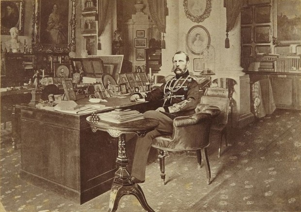 Руски цар Александар II у свом кабинету у Зимском дворцу
