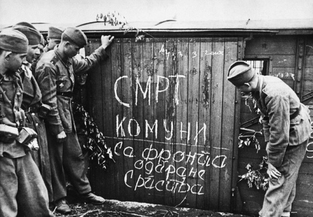 Припадници IV пука љотићевског Српског добровољачког корпуса позирају немачком фотографу