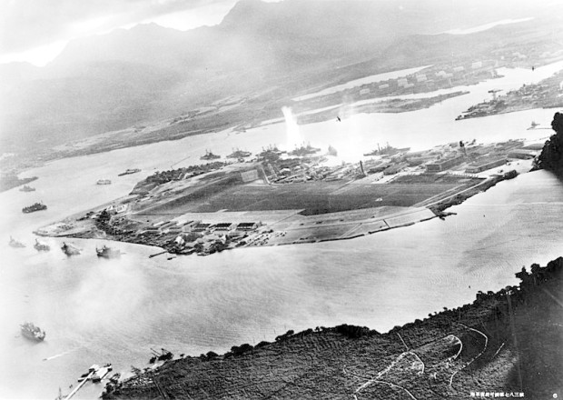 Америчка морнаричка база Перл Харбур у тренутку напада 7. децембра 1941. (фотографија Јапанског ратног ваздухопловства)