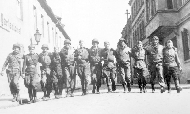 Амерички и совјетски војници у Торгауу на реци Елби 25. априла 1945.
